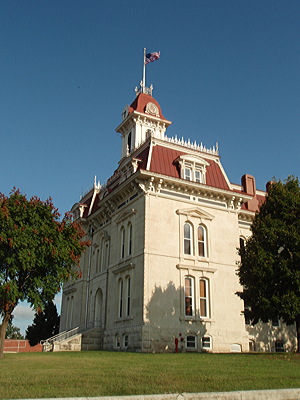 Figure 2.4: The Chase County Courthouse in Cottonwood Falls, Kansas, constructed from Flint Hills limestone.