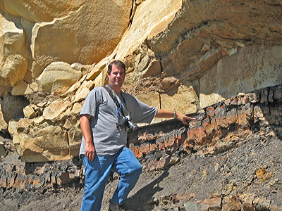 Figure 2.37: The Cretaceous-Paleogene (K-Pg) boundary layer is clearly visible in this roadcut along Long Canyon Road near Trinidad Lake, Colorado.