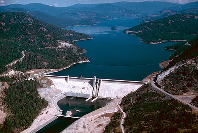 Figure 7.14: Libby Dam, on the Kootenai River in Lincoln County, Montana. This dam is 129 meters (422 feet) tall and 931 meters (3055 feet) long, with a generating capacity of up to 600 megawatts.