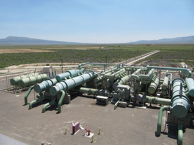 Figure 7.17: The 13 MW Raft River Geothermal Plant near Malta, Idaho was the first commercial-sized binary cycle geothermal plant in the world. The plant’s condensers and heat exchangers are pictured here.