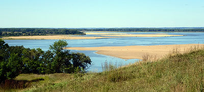 Figure 4.9: Sandbars in the Missouri River, viewed from Mulberry Bend Scenic Outlook near Dixon, Nebraska.
