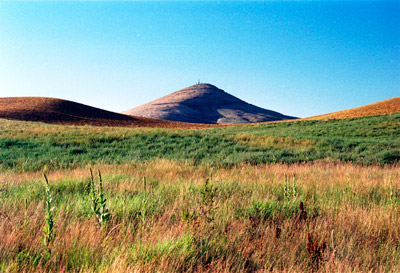 Figure 4.7: Steptoe Butte, a 400-million-year-old quartzite mound protruding from the Columbia Plateau and Palouse Hills in Whitman County, Washington. Elevation: 1101 m (3612 feet).